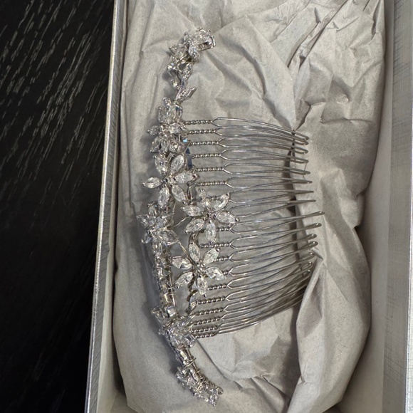 Elegant Swarovski Crystal Bridal Hair Comb - Picture 3 of 4